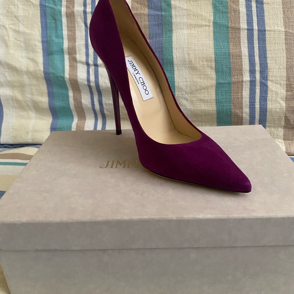 NWB and shoe bag luxury pump